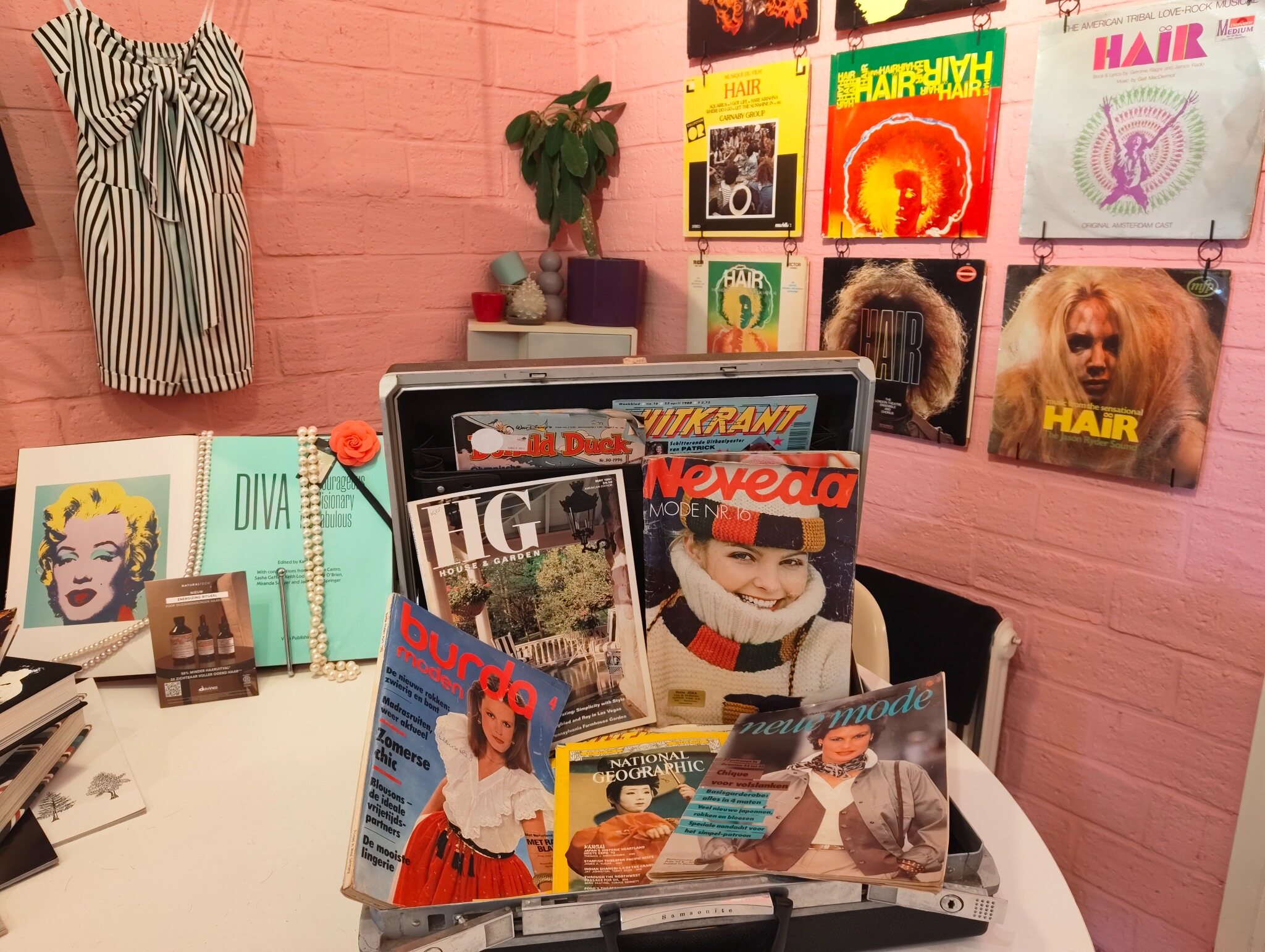Een Tijd-schrift-box gevuld met oude strips, tijdschriften en kranten