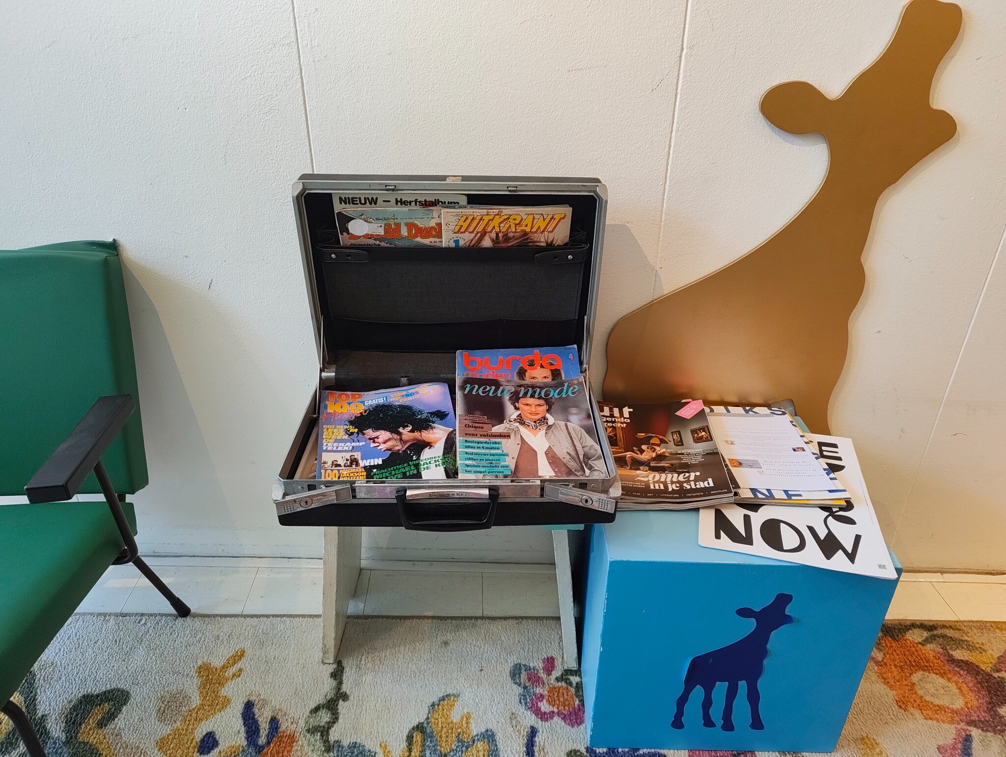 Een Tijd-schrift-box met oude tijdschriften en strips in een wachtruimte